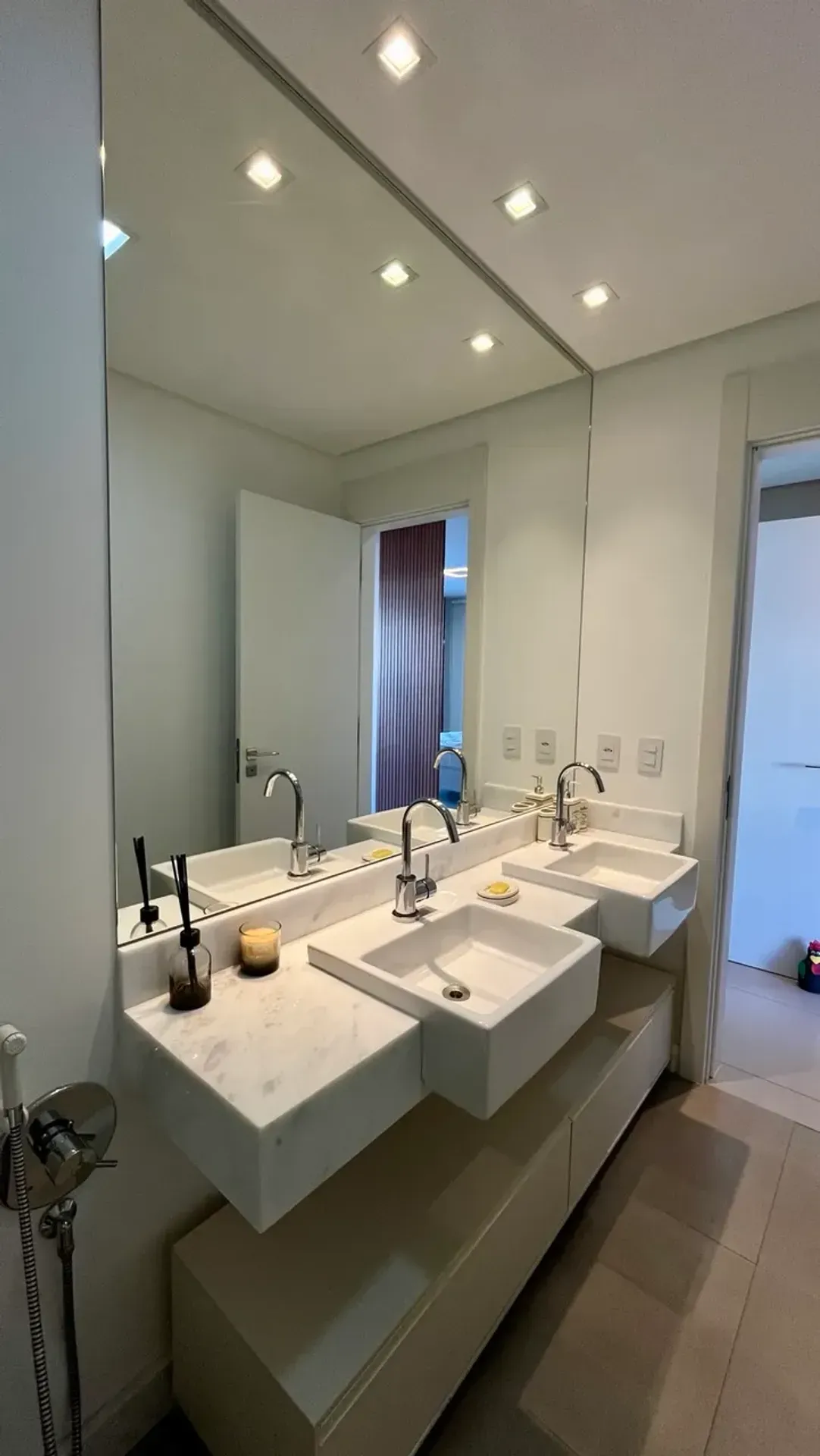 Furnished apartment with 3 en-suite suites — photo 48