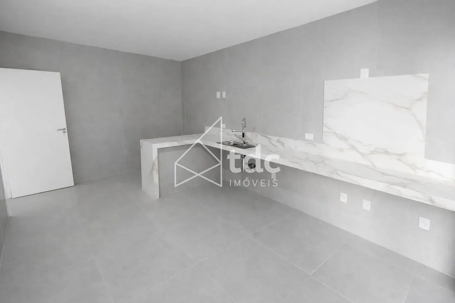 House, 510 m², with a grill on the balcony — photo 2