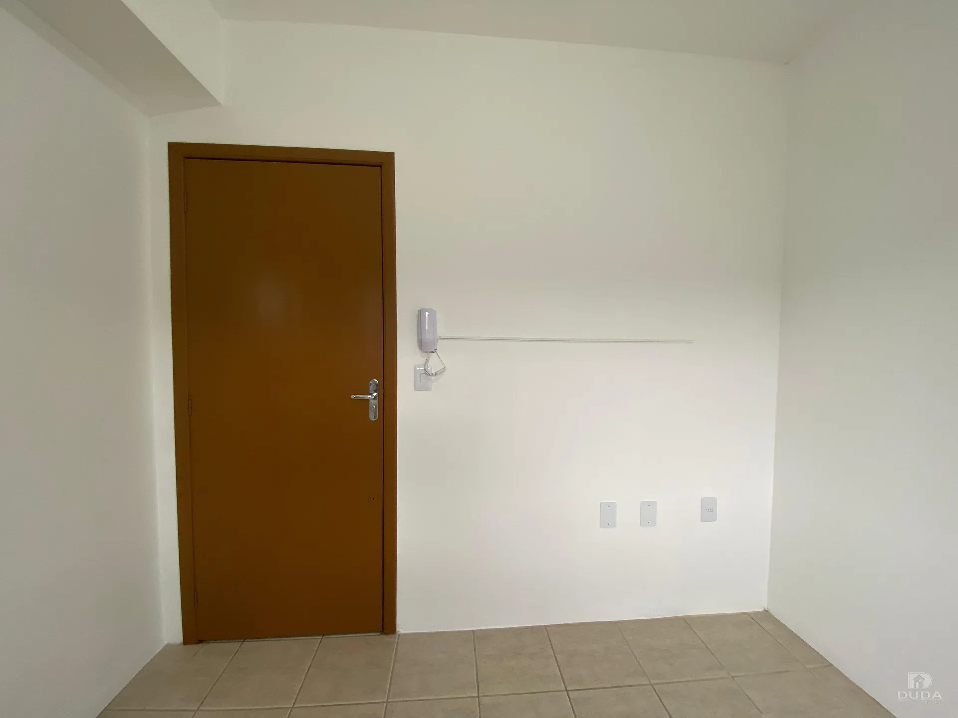 Studio apartment with built-in kitchen cabinets — photo 7