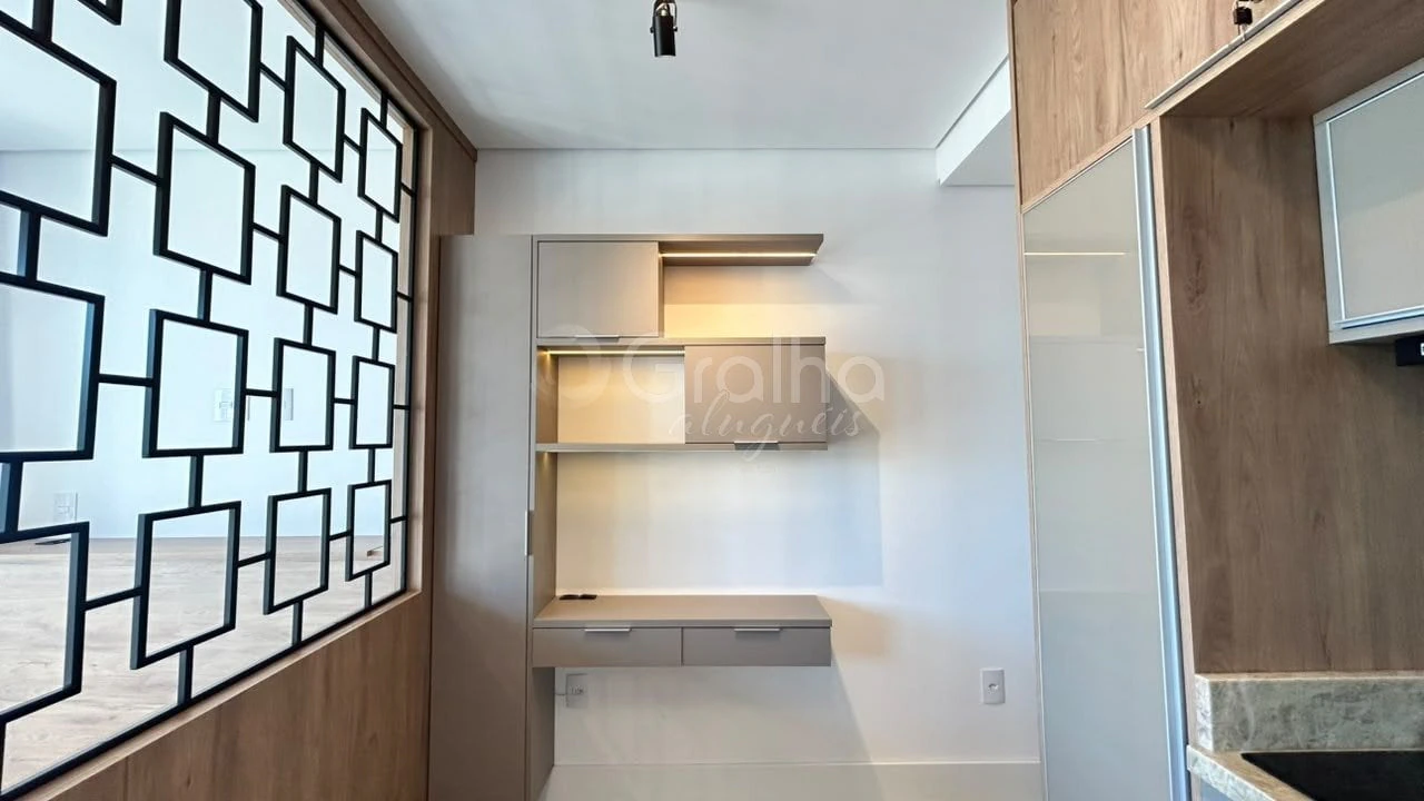 30 m² studio with floor-to-ceiling windows and a home office — photo 8