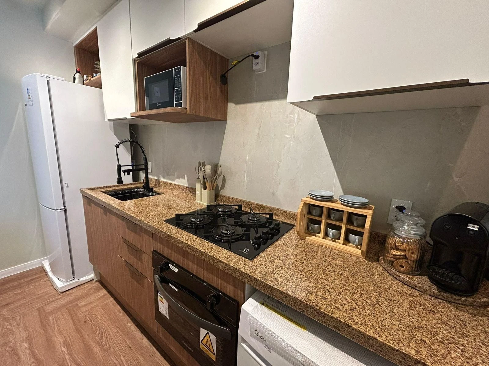 Apartamento mobiliado com cozinha americana e varanda envidraçada — photo 9