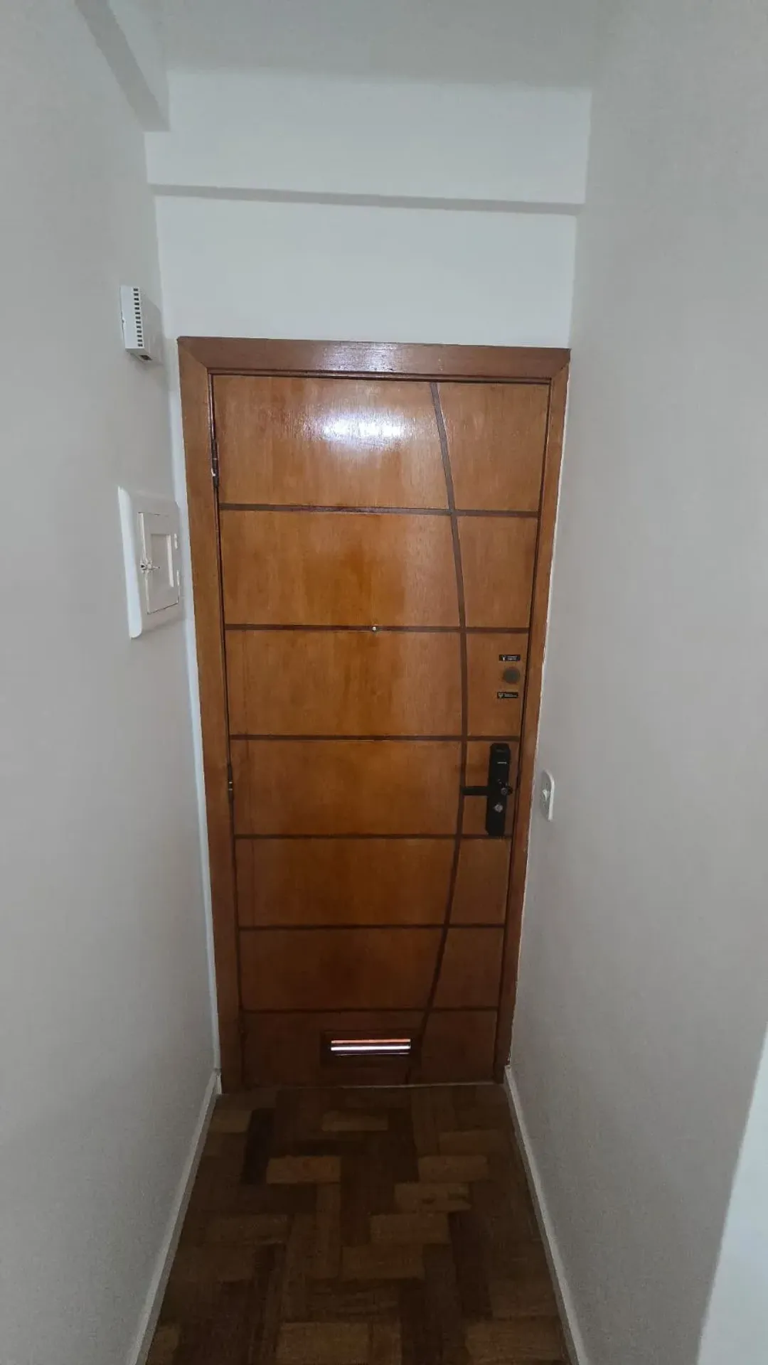 One-bedroom apartment with wood or laminate floors — photo 12
