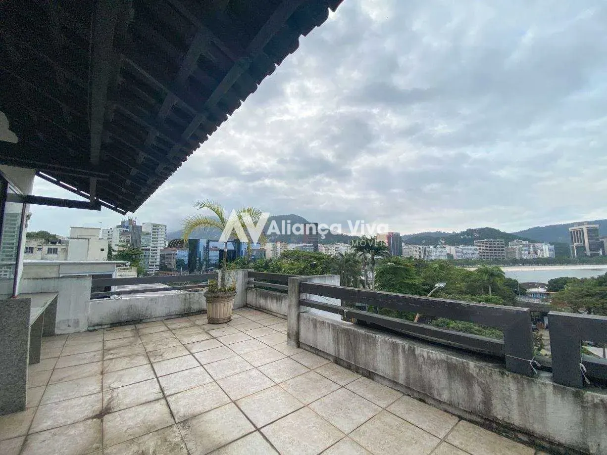 Casa, 824 m², com janelas do piso ao teto — photo 33