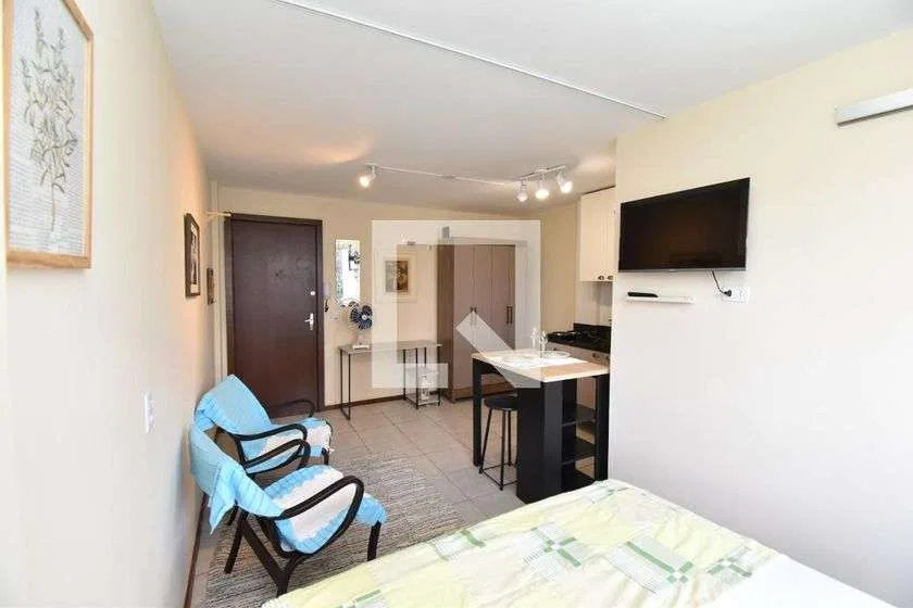 Furnished studio with built-in wardrobes