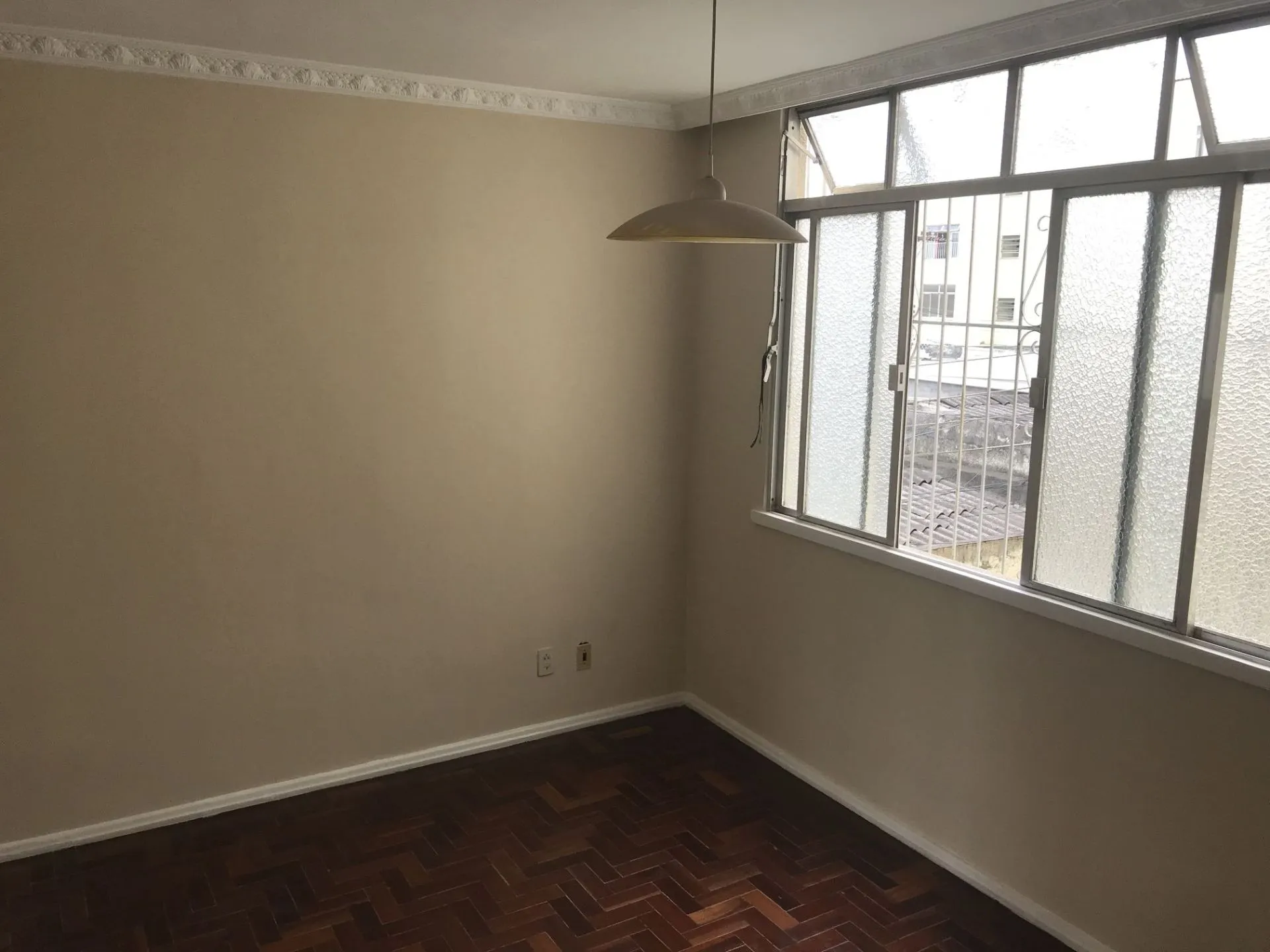 Apartment on the 2nd floor with wood or laminate floors
