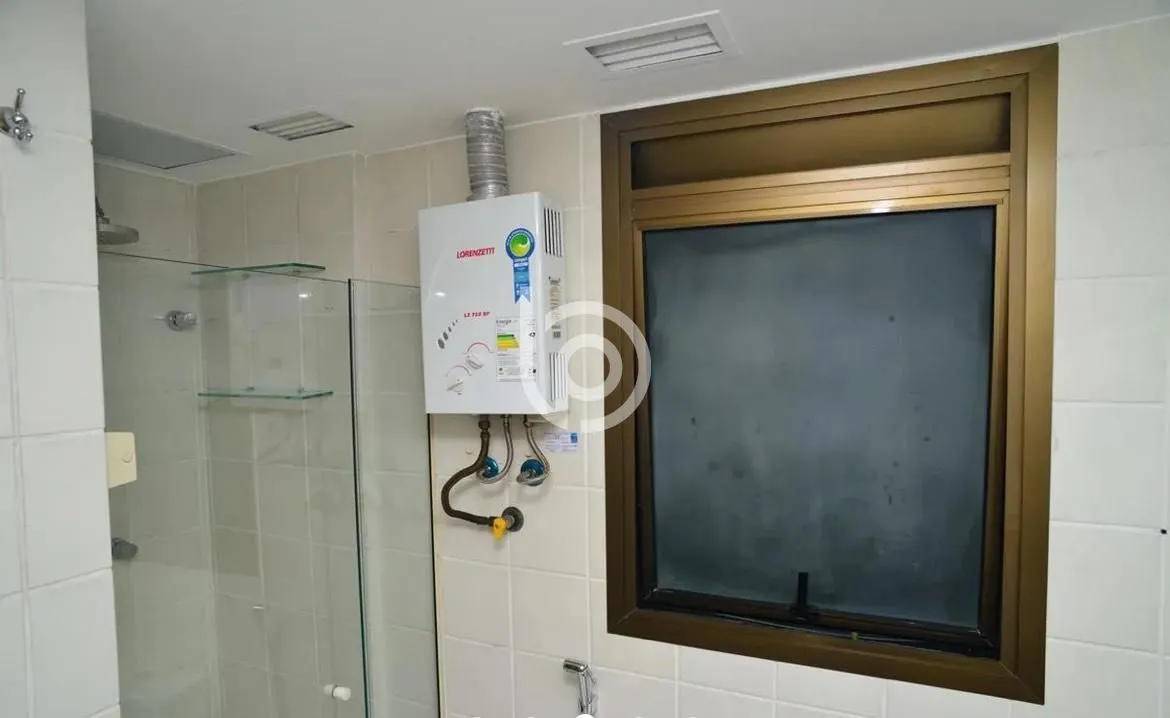 Furnished 1-bedroom apartment with glass-enclosed balcony — photo 22