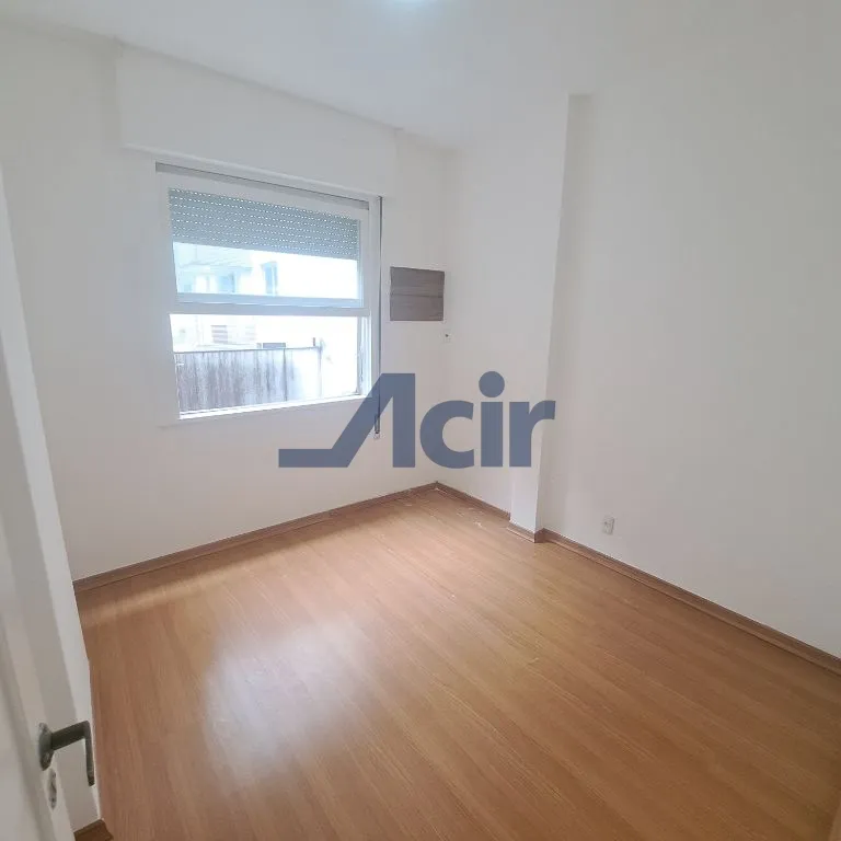Wood or laminate floors in a one-bedroom apartment, 39 m² — photo 13