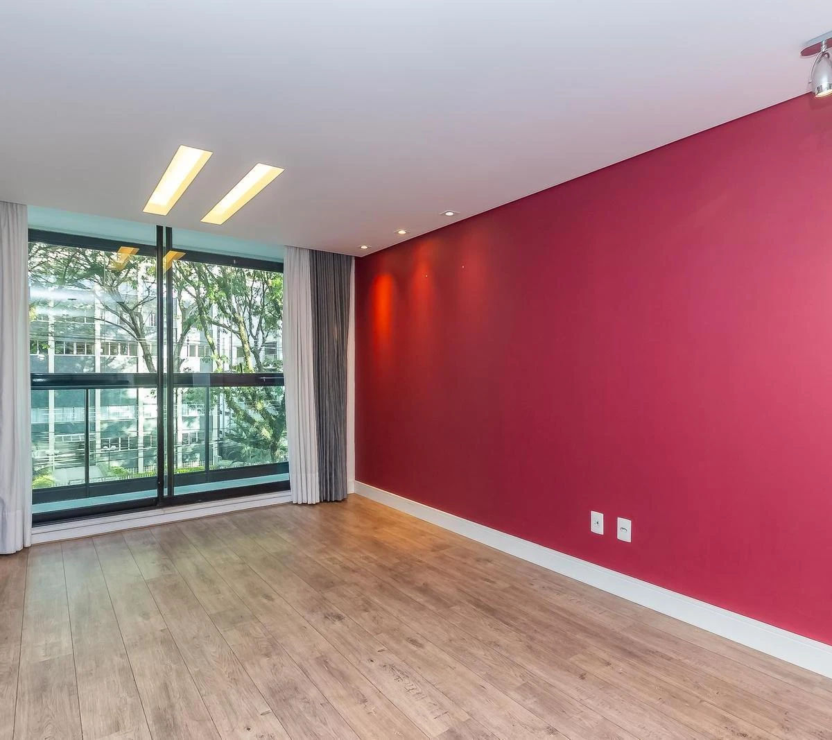 Квартира 71 м² с застеклённым балконом и панорамными окнами — photo 22