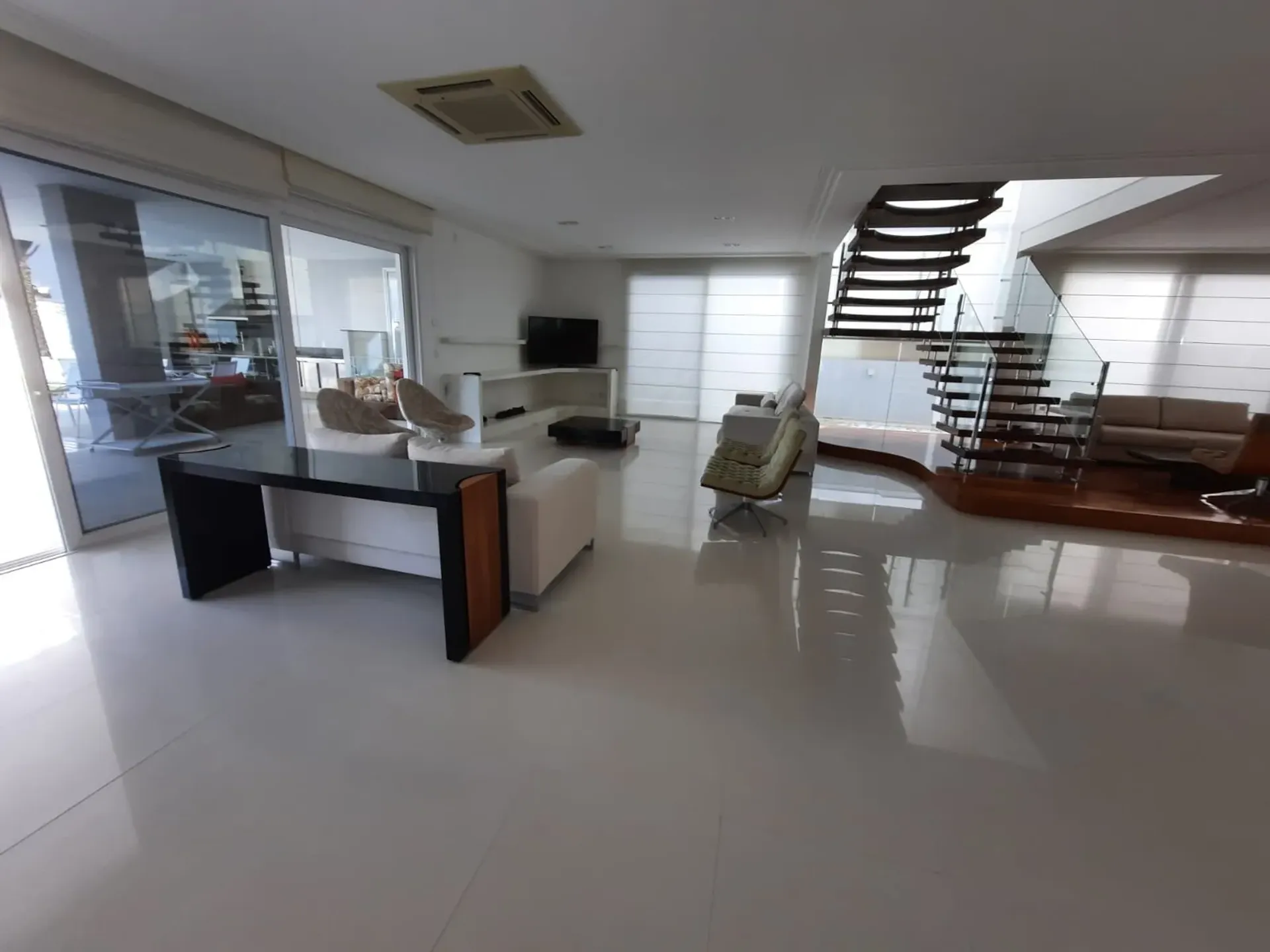 House with 7 bedrooms and an open-plan kitchen — photo 5