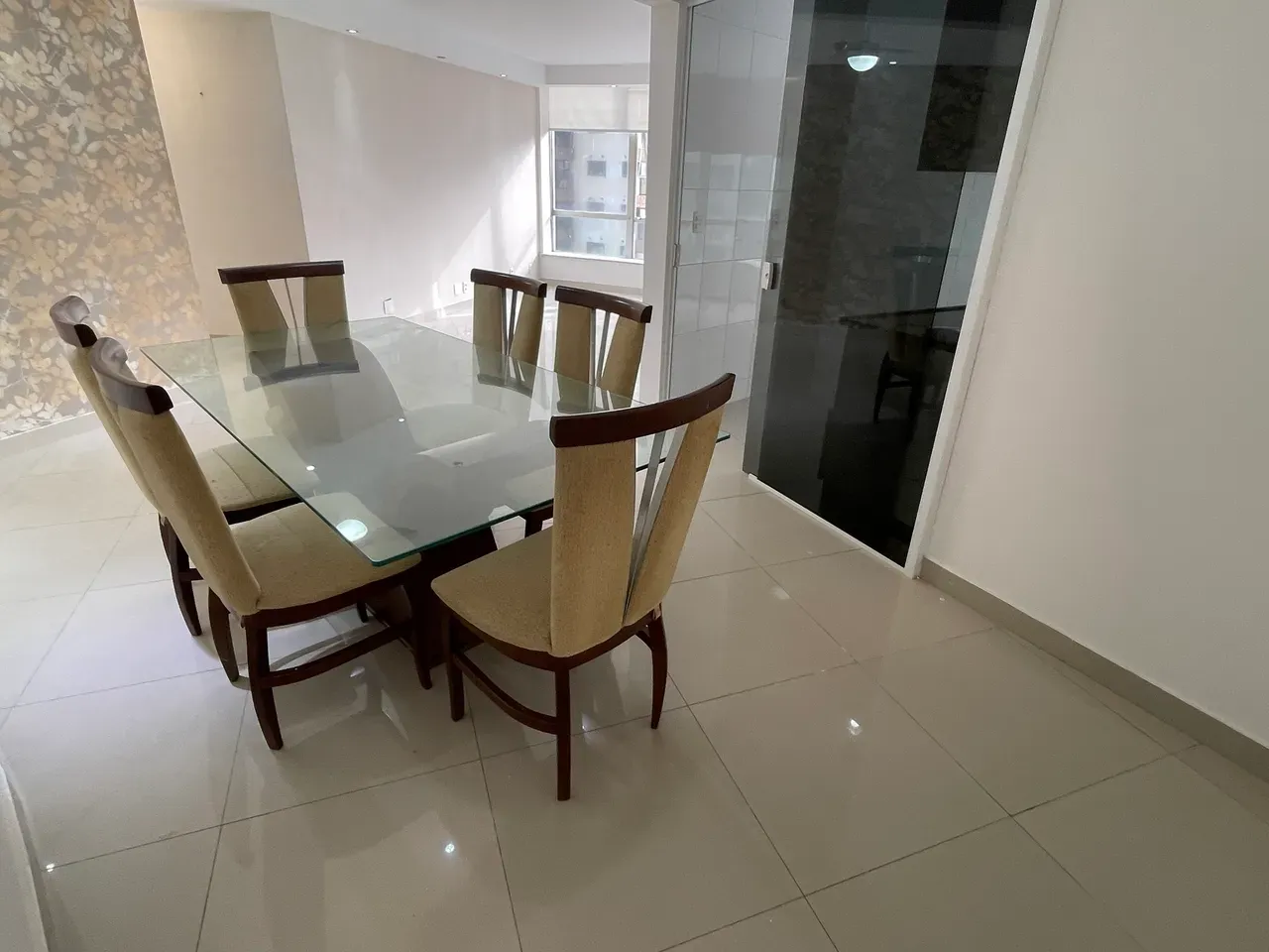 Unfurnished apartment with floor to ceiling windows — photo 9