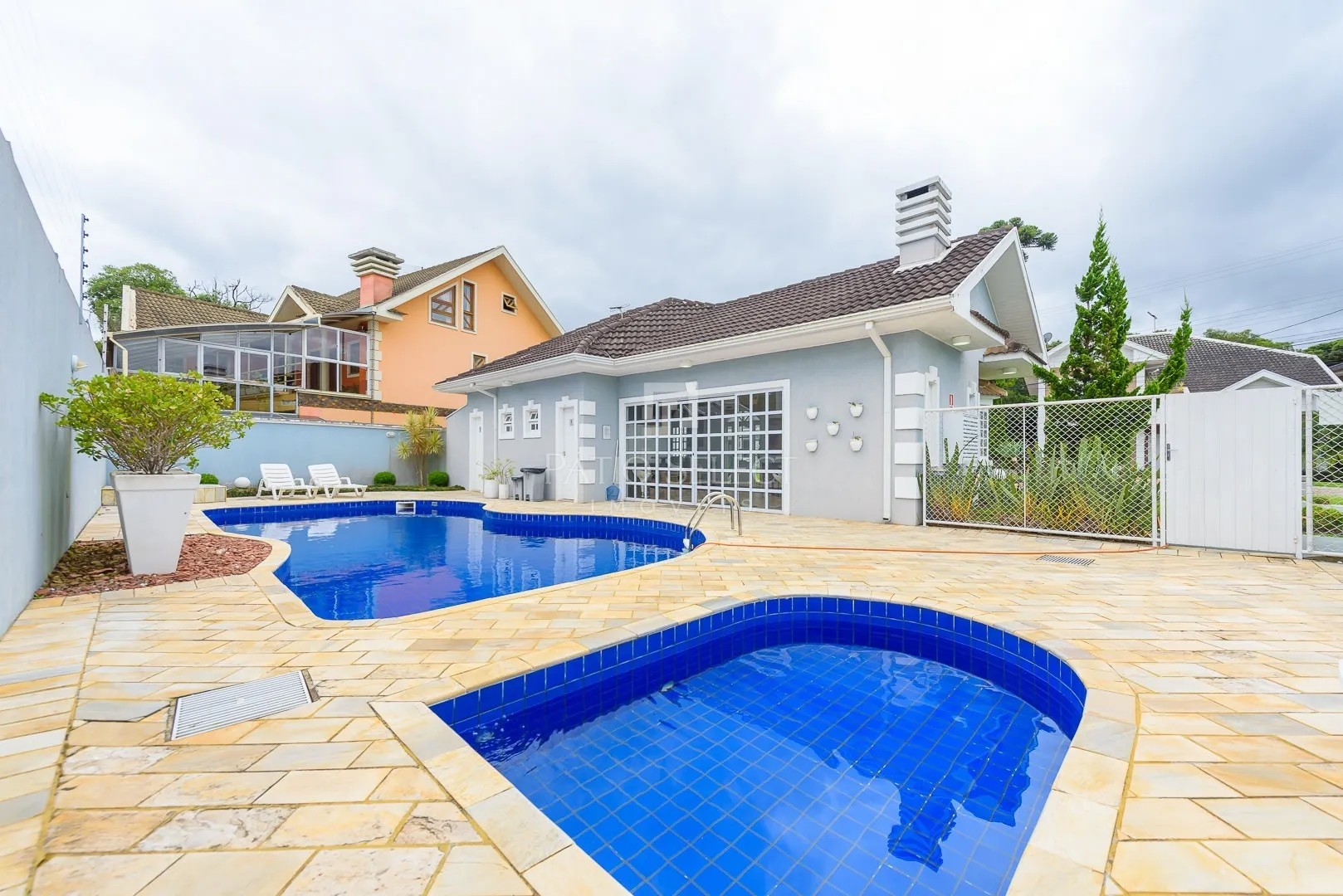 Furnished house, 305 m², with a bathtub — photo 81