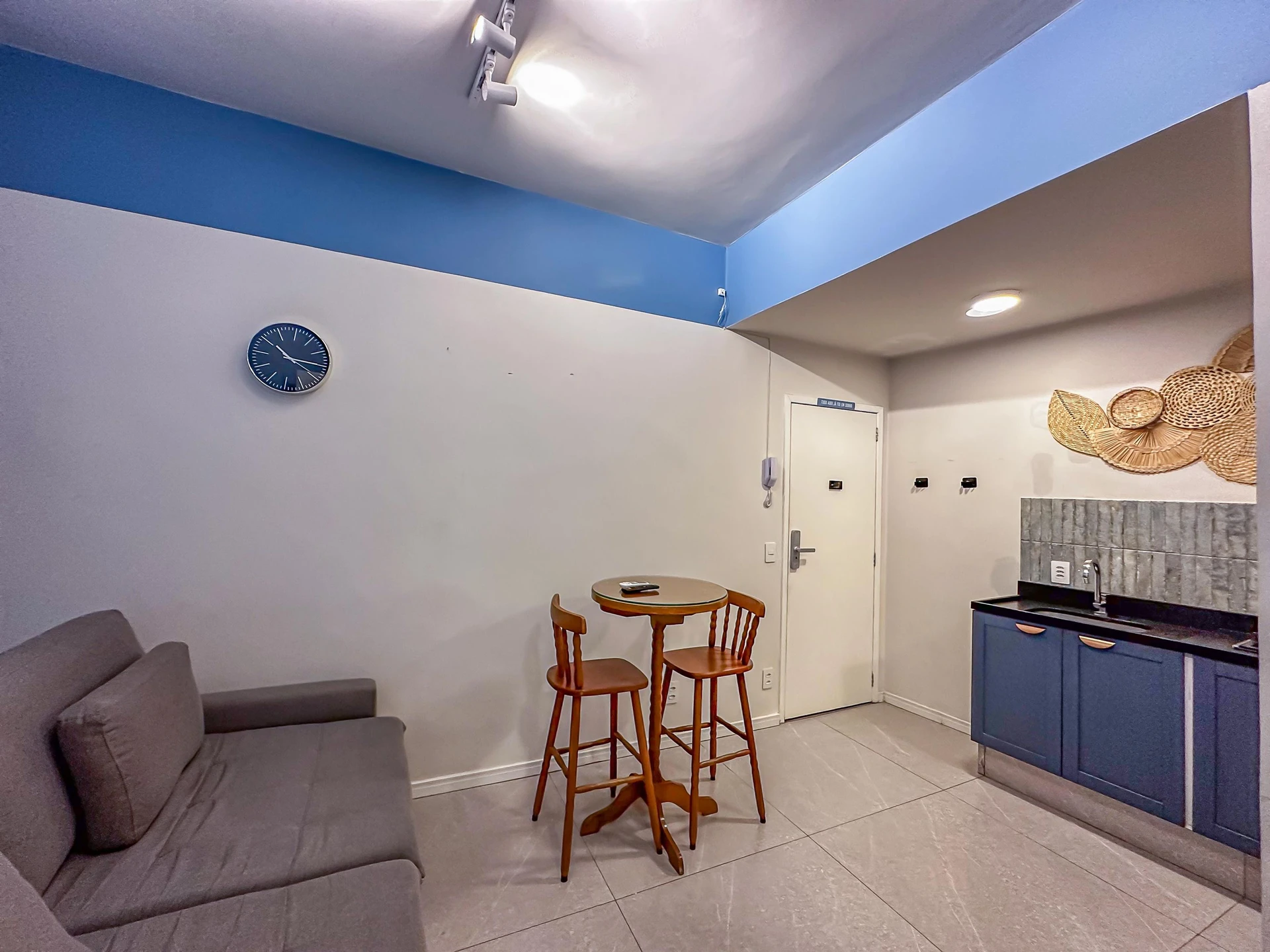 Furnished studio with glass shower and 1 bedroom — photo 13