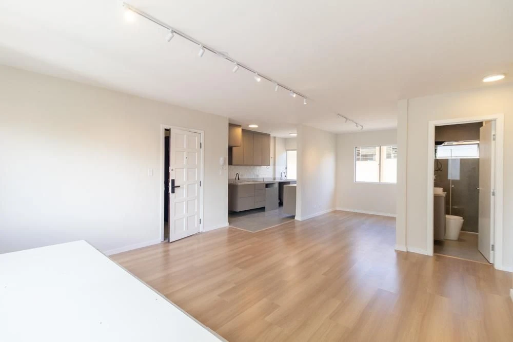 2-bedroom apartment with wood or laminate floors in Curitiba — photo 11