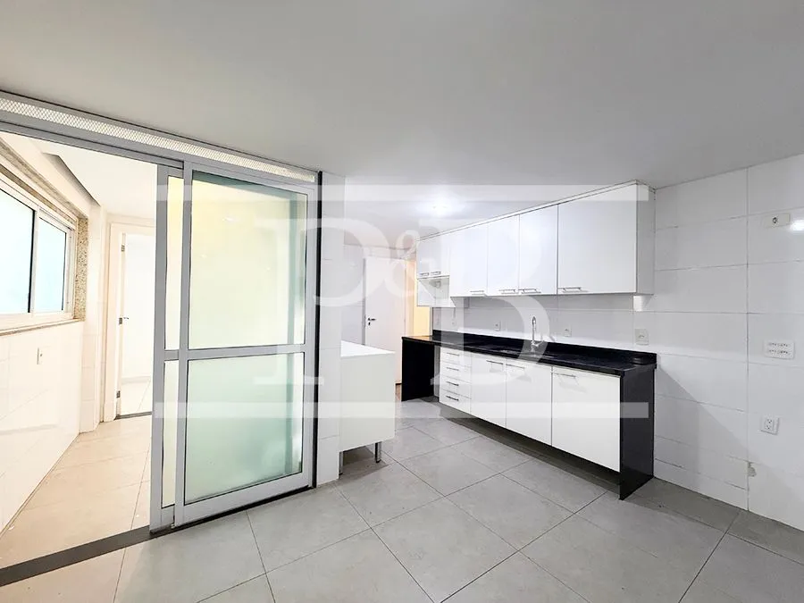 4-bedroom 300 m² apartment with a balcony — photo 30