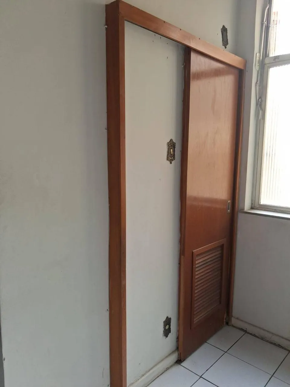 Studio with kitchenette and glass shower enclosure — photo 21