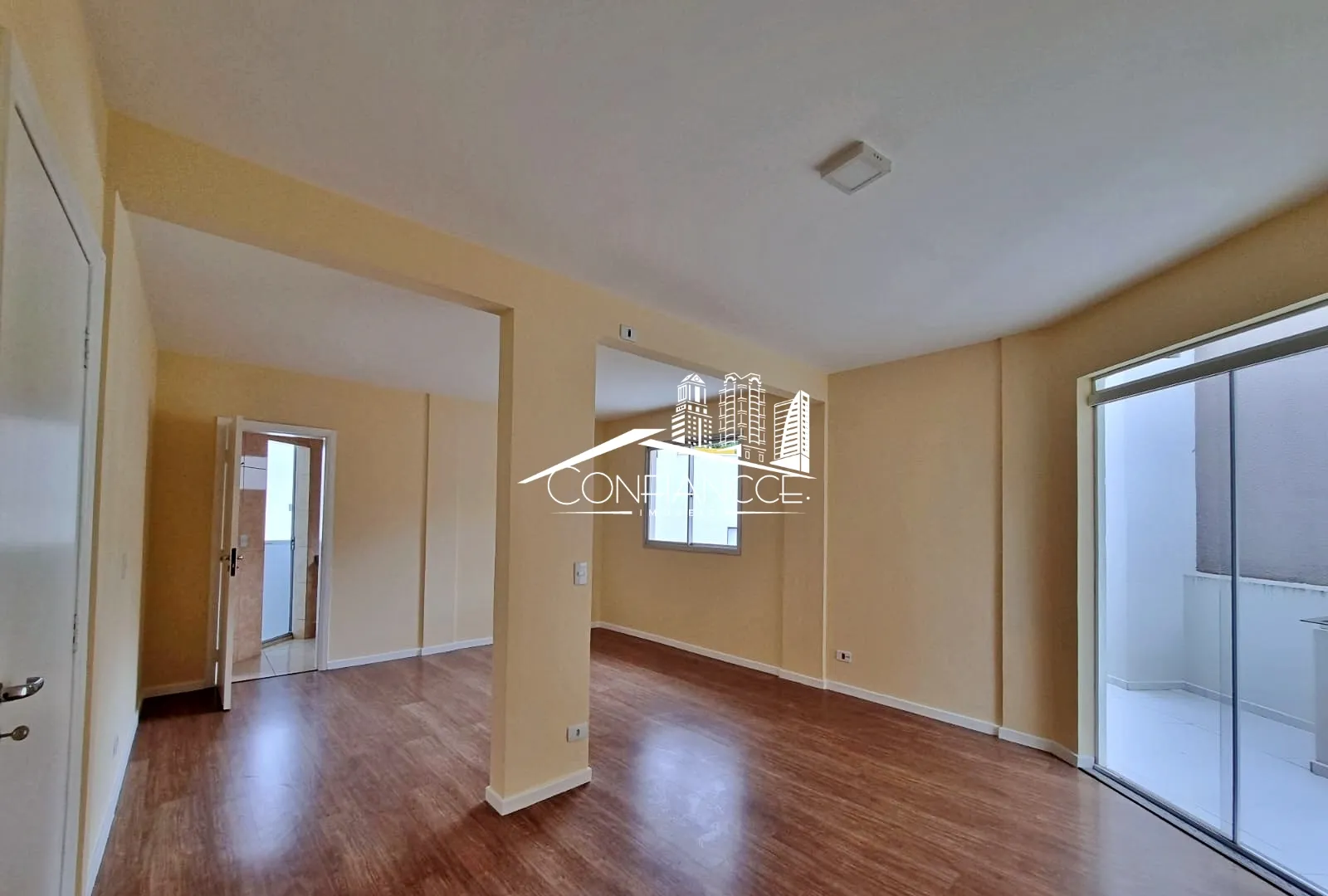 Bathtub in a 3-bedroom house, 350 m² — photo 20
