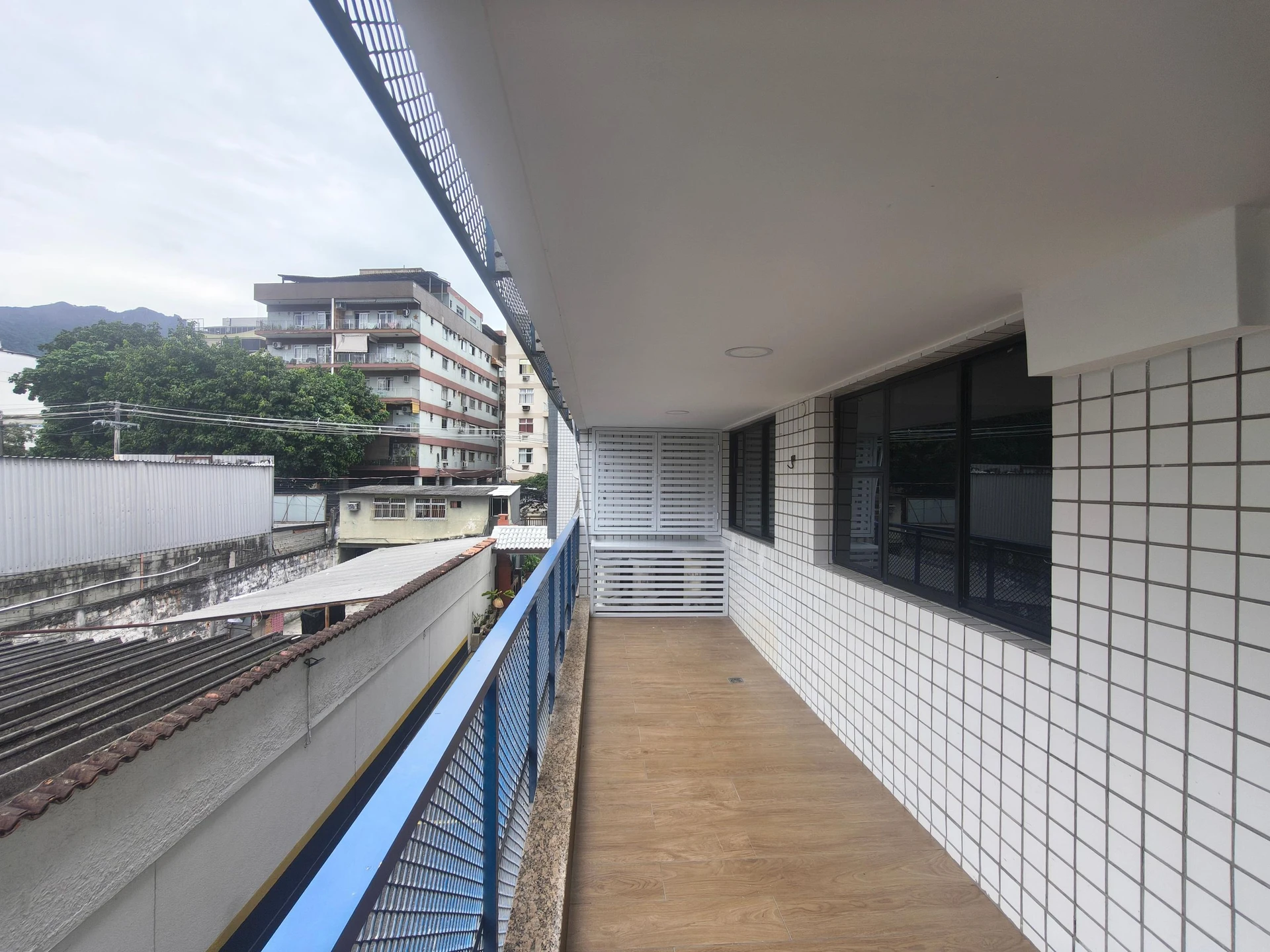Unfurnished 2-bedroom apartment with a closed kitchen — photo 35