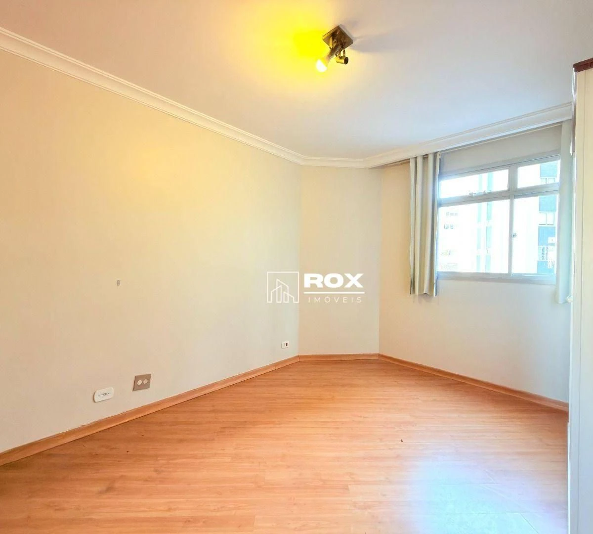 Furnished apartment, 170 m², with a glass-enclosed balcony — photo 32