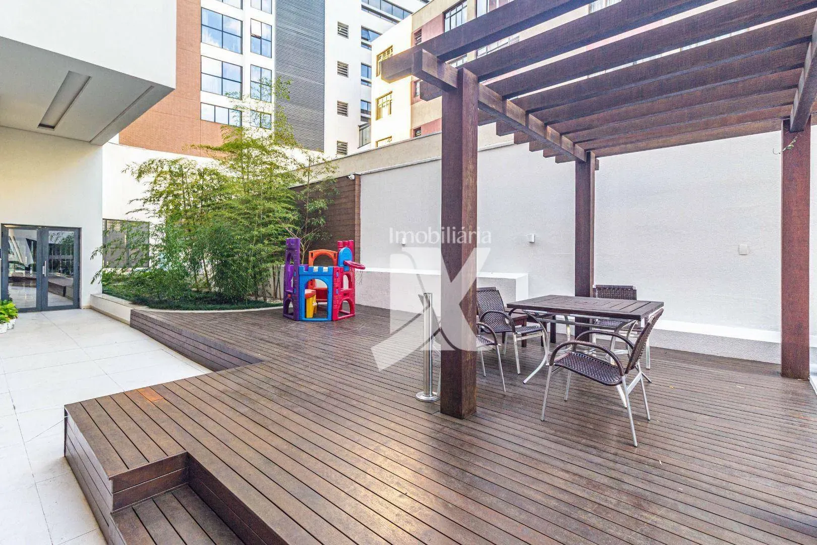 Furnished 2-bedroom apartment with open-plan kitchen — photo 34