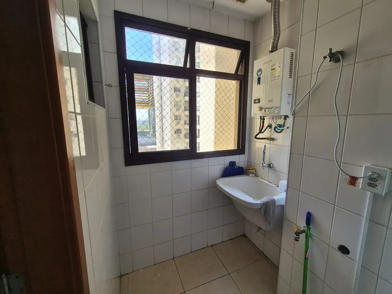 4-bedroom apartment with 2 bathrooms and glass balcony — photo 5