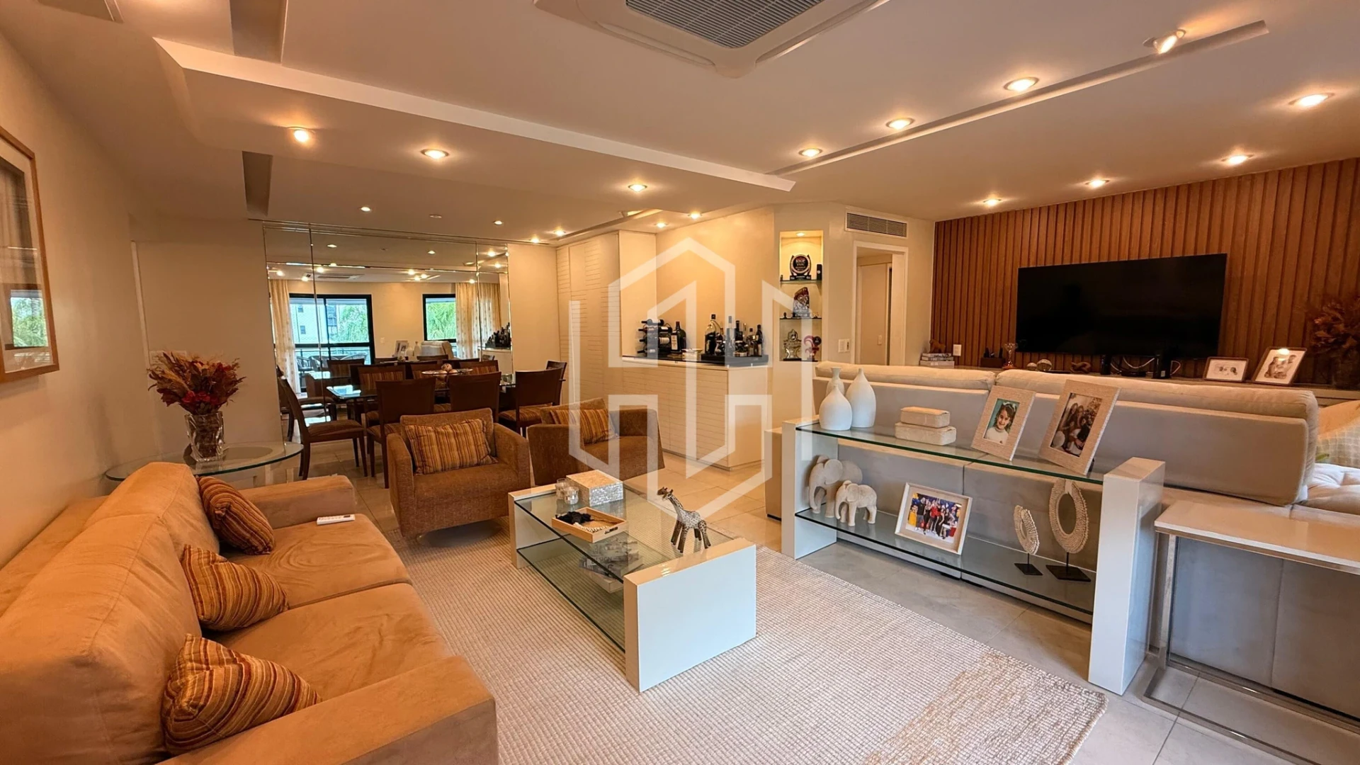 Furnished apartment, 162 m², with floor-to-ceiling windows