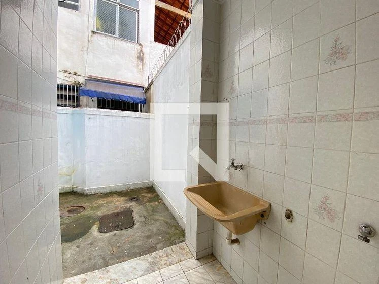 Wood or laminate floors in a one-bedroom apartment, 50 m² — photo 4