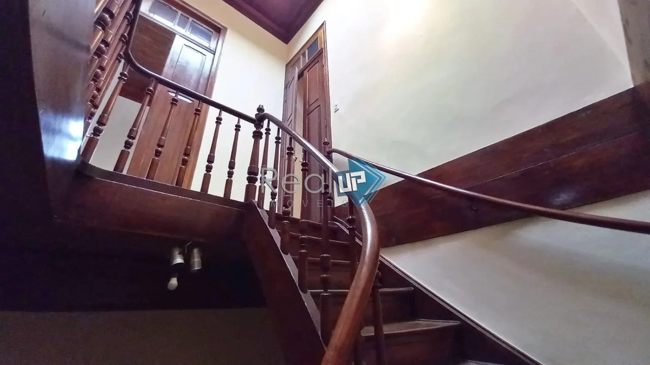 Colonial-style house with 3 bedrooms and a balcony — photo 49