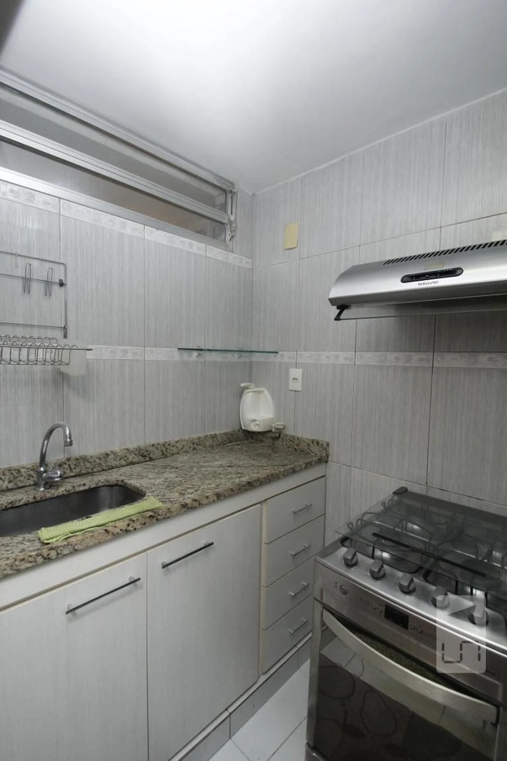 Furnished studio with 1 bedroom and glass shower enclosure — photo 8