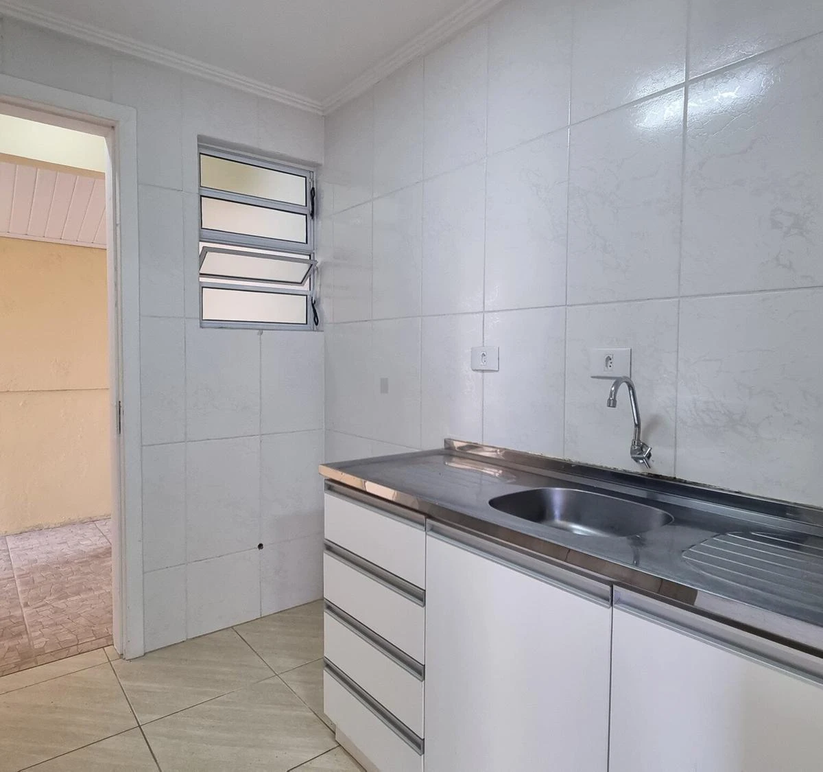 3-bedroom house with wood or laminate floors