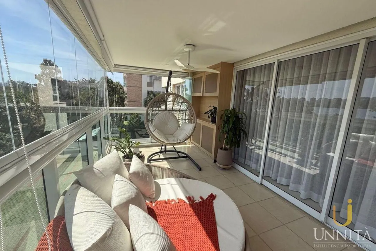Apartamento residencial con balcón acristalado y vistas — photo 20