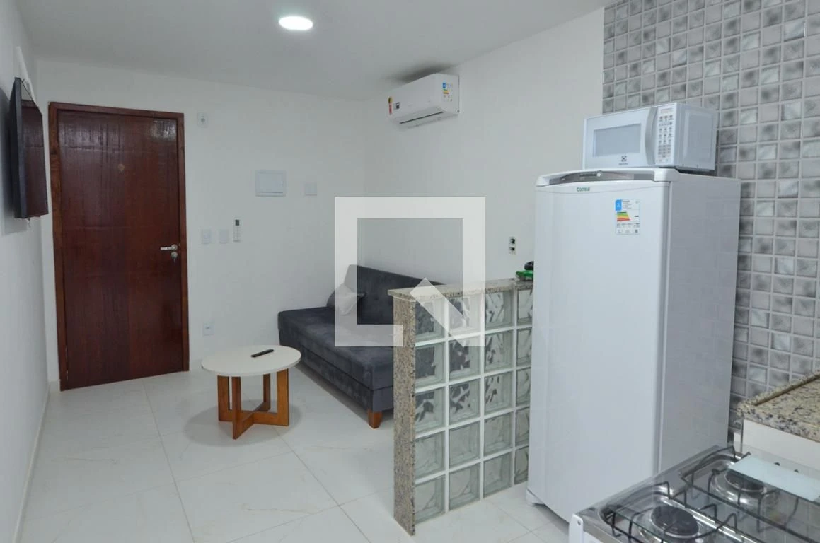 Kitnet mobiliada com 1 quarto e varanda