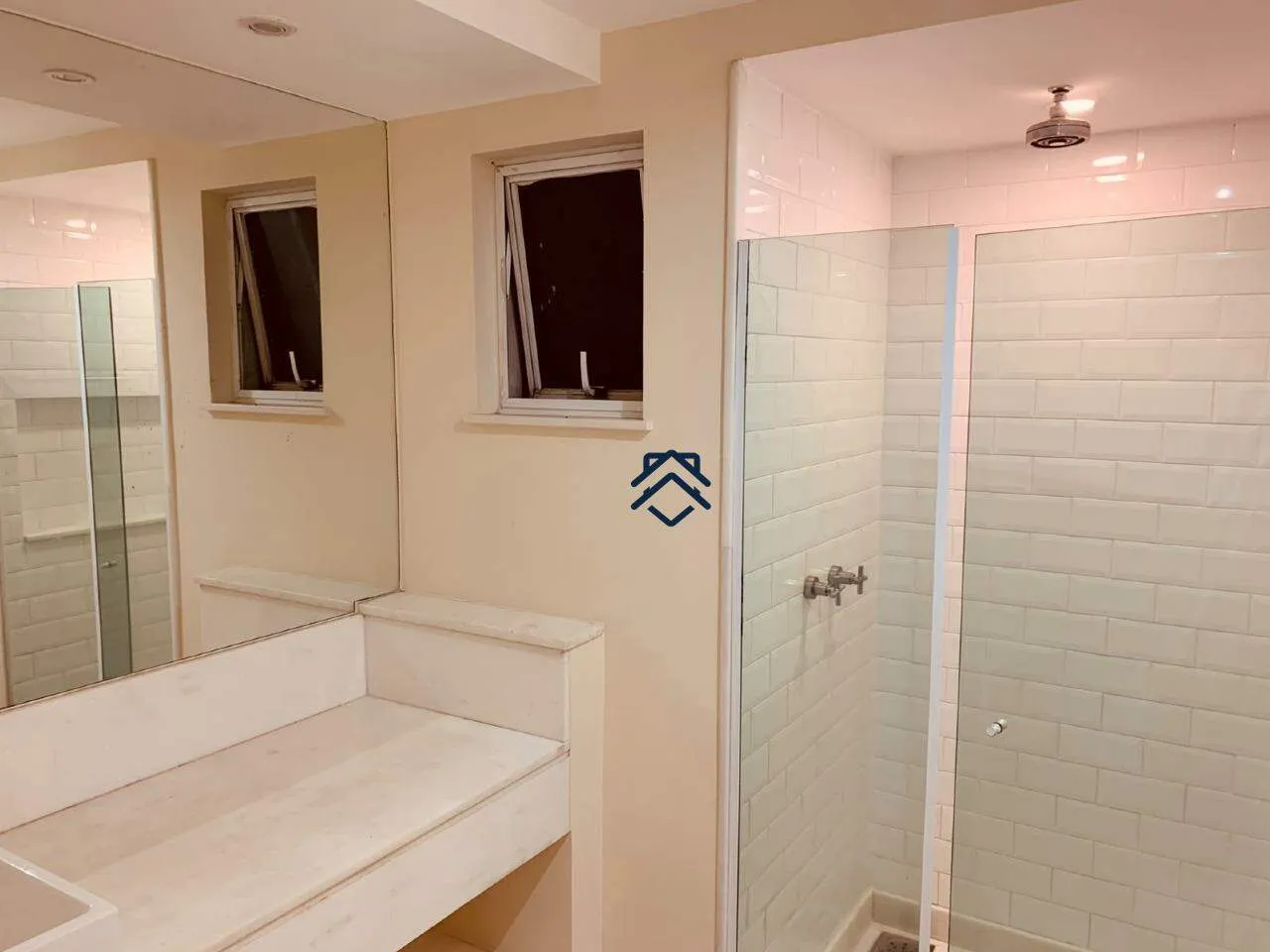 Walk-in closet in a 4-bedroom apartment, 180 m² — photo 20