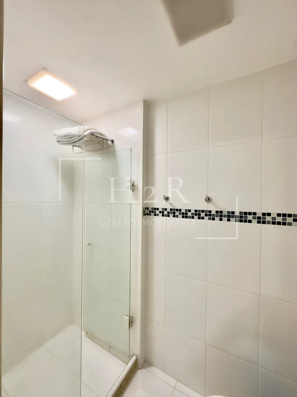 Unfurnished 1-bedroom apartment with glass shower — photo 11