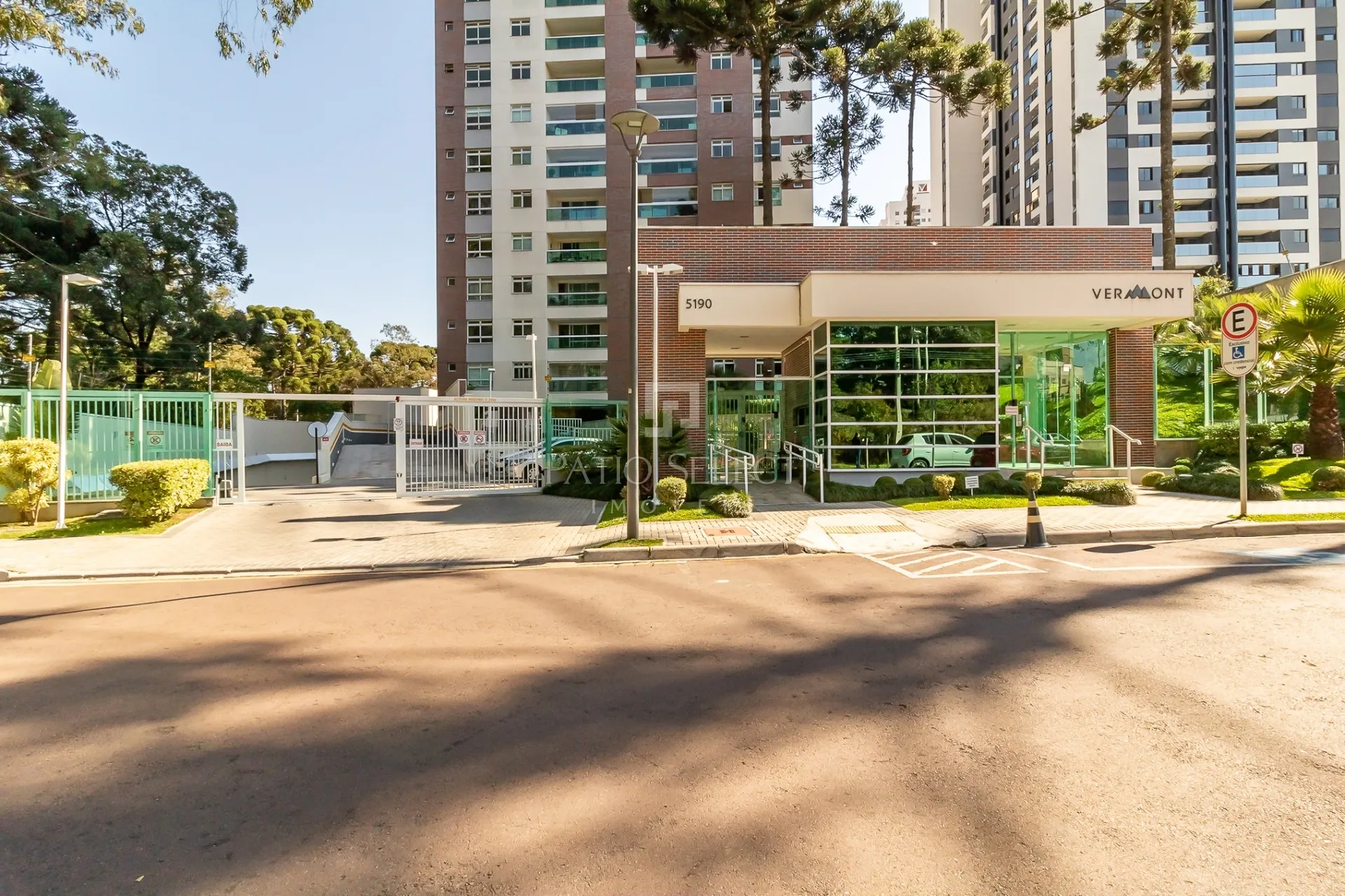 Apartment on the 8th floor with a glass-enclosed balcony — photo 88