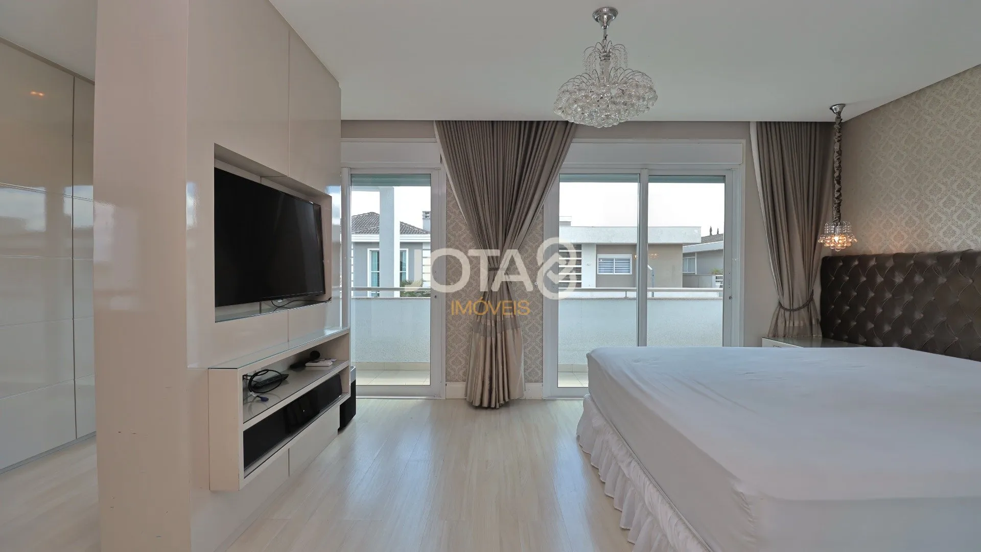 House of 310 m² with 3 en-suite bedrooms and private BBQ — photo 27