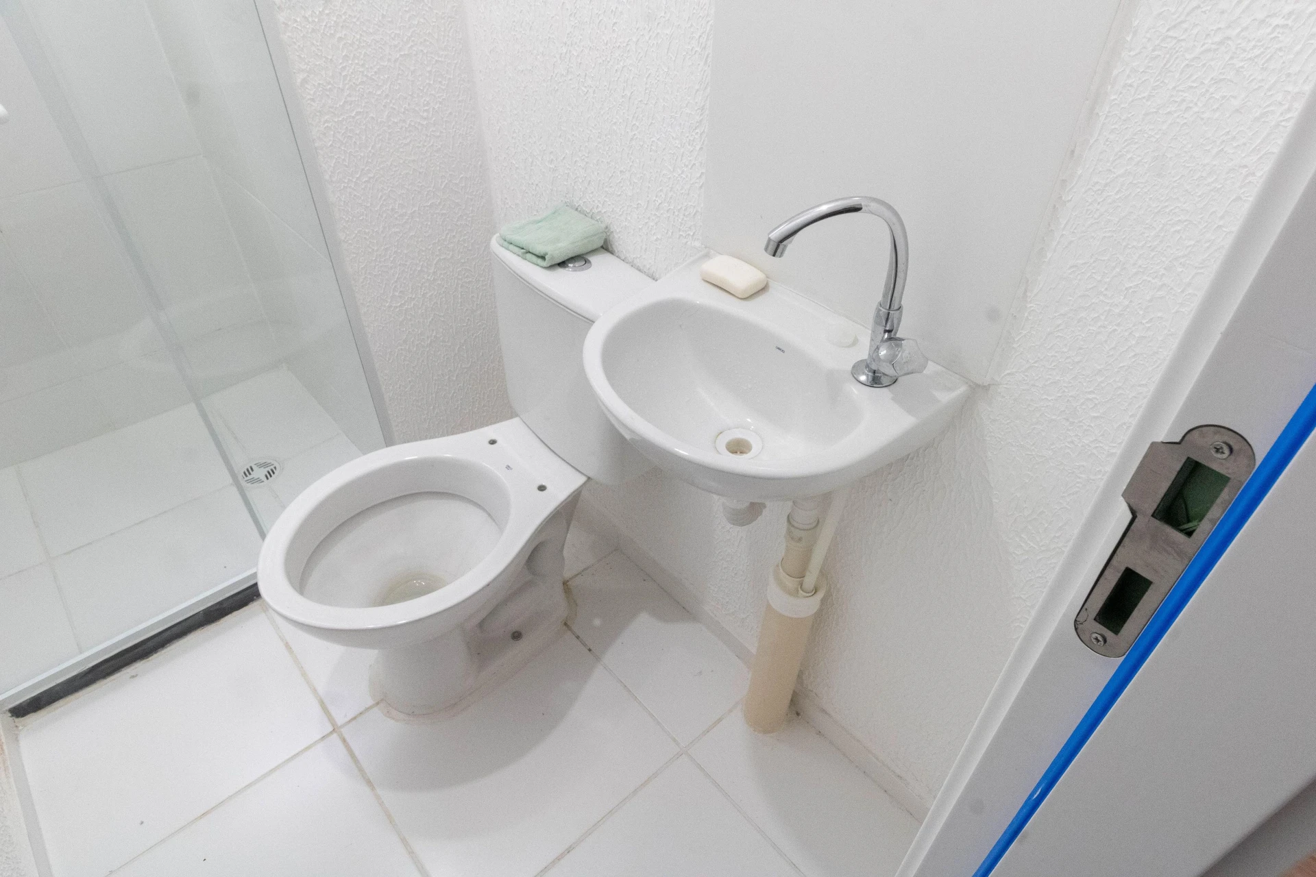 2-bedroom apartment in a building with a gym — photo 12