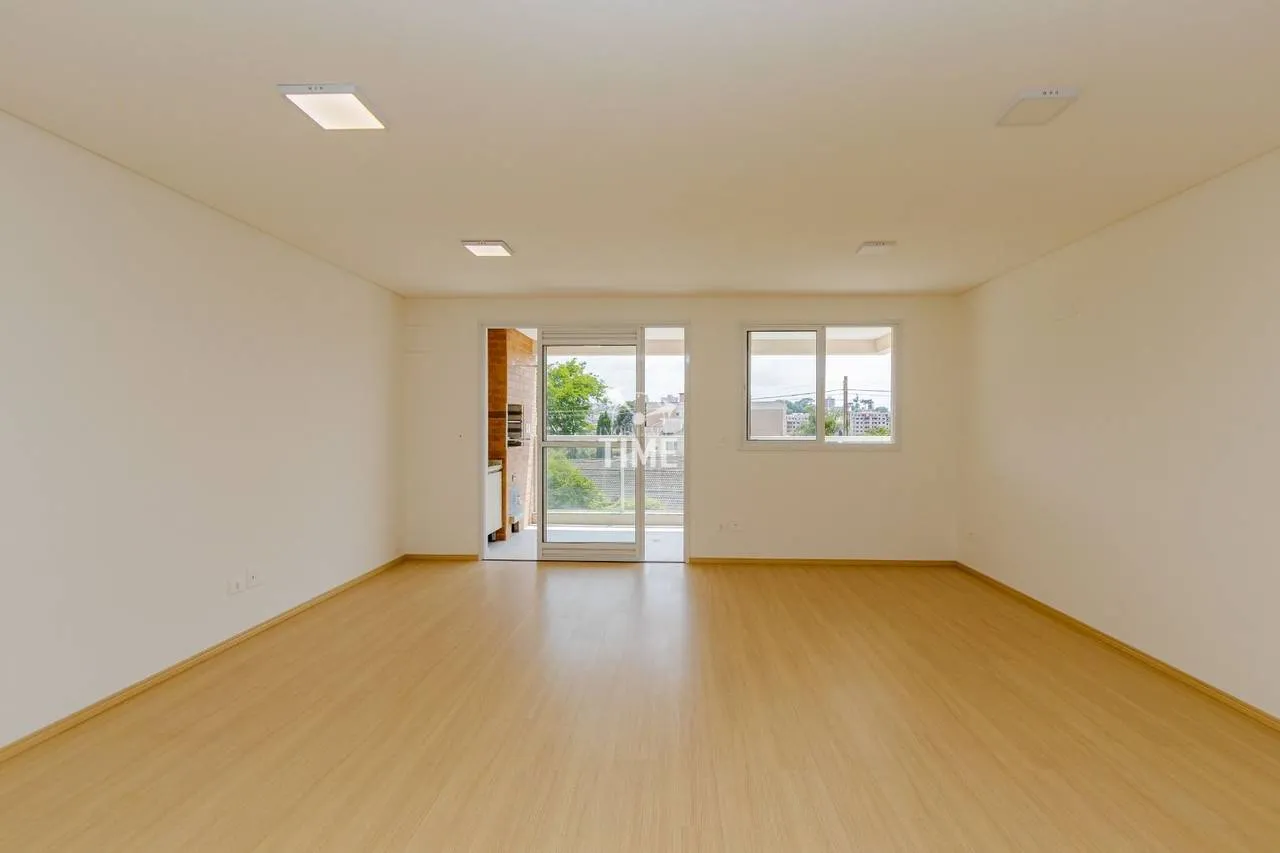 Balcony with a grill in a 3-bedroom apartment, 107 m² — photo 2