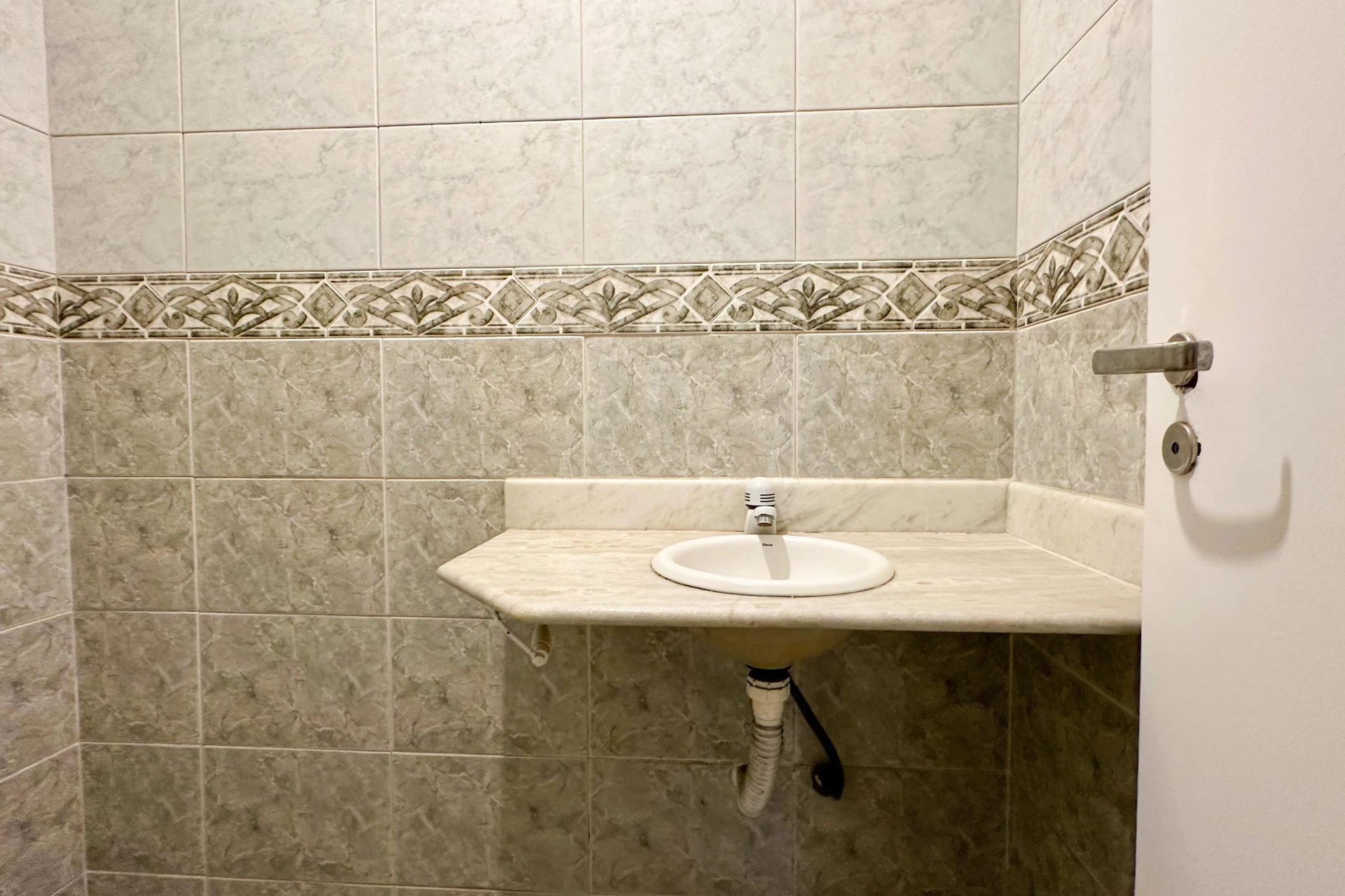 Unfurnished apartment with 3 bedrooms and 4 bathrooms — photo 17