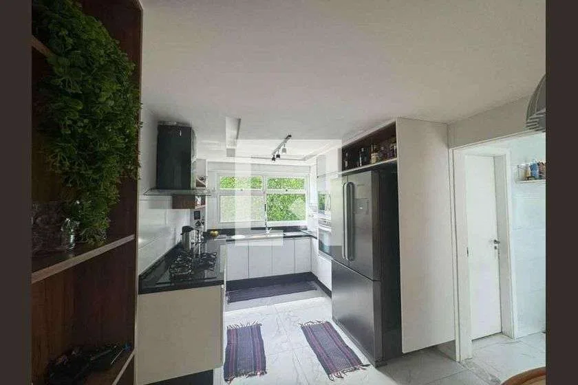 Floor-to-ceiling windows in a 6-bedroom house, 290 m² — photo 25