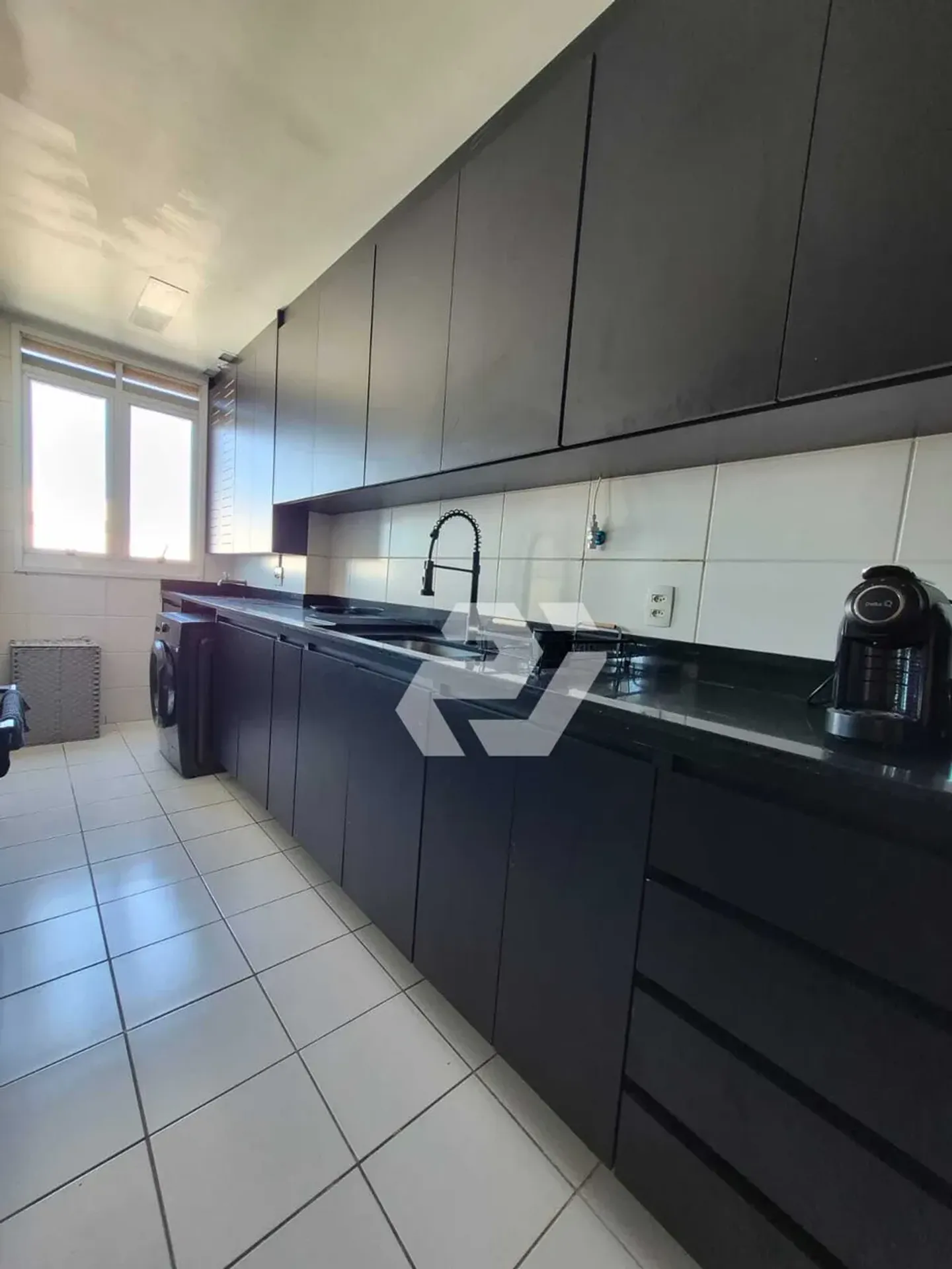 Furnished 4-bedroom apartment with building pool — photo 16