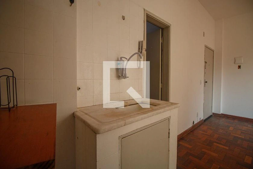 1 quarto e piso de madeira ou laminado: apartamento de 21 m² — photo 17