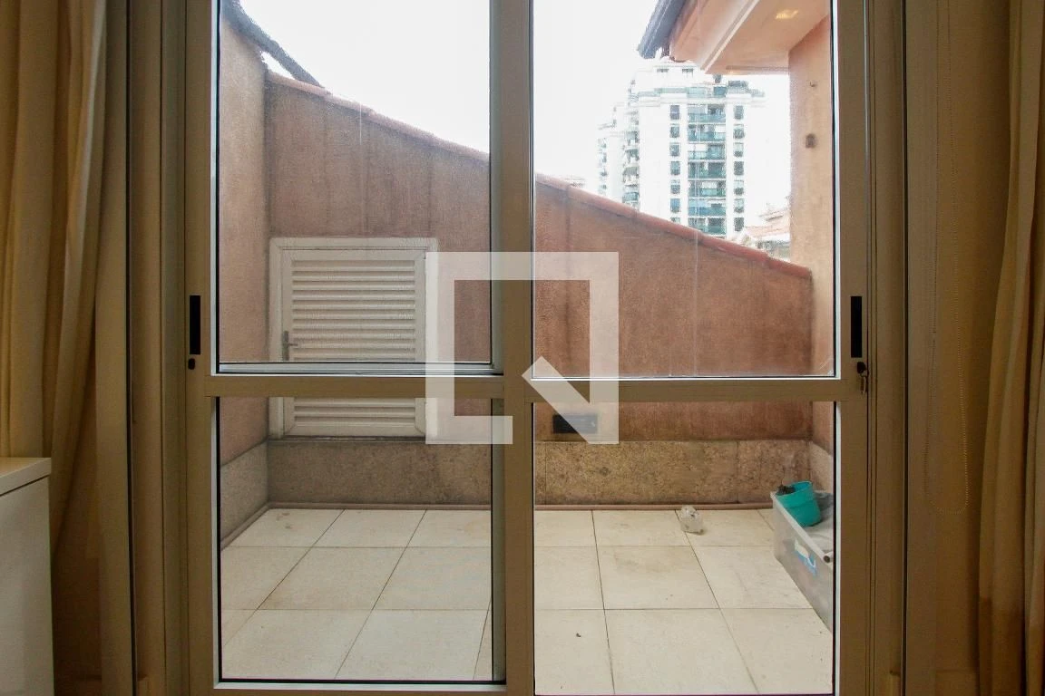 Walk-in closet in a 3-bedroom apartment, 200 m² — photo 35