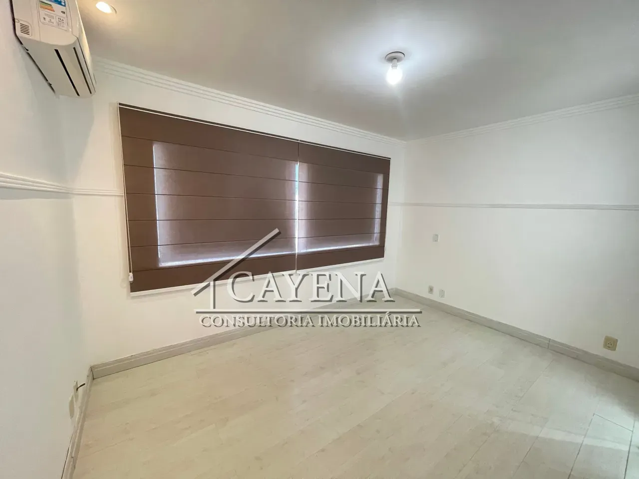 4 quartos e banheira: casa de 650 m² — photo 32