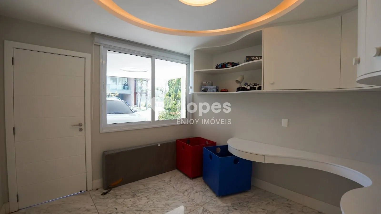 Furnished house with 5 en-suite bedrooms and 8 baths