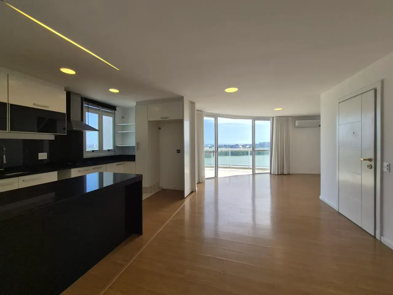 Duplex with 225 m², 3 bedrooms, and open-plan kitchen — photo 28