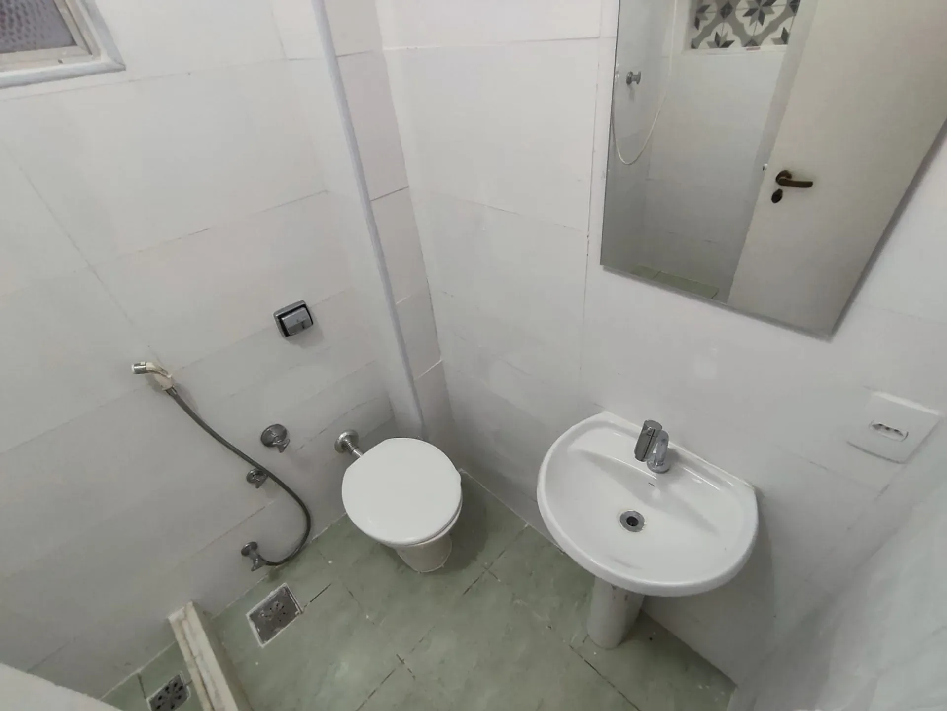 Studio com piso de madeira ou laminado, Centro — photo 18