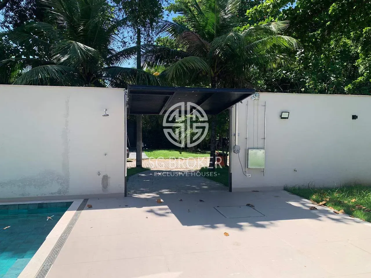 385 m² house with 5 en-suites and gas open-plan kitchen