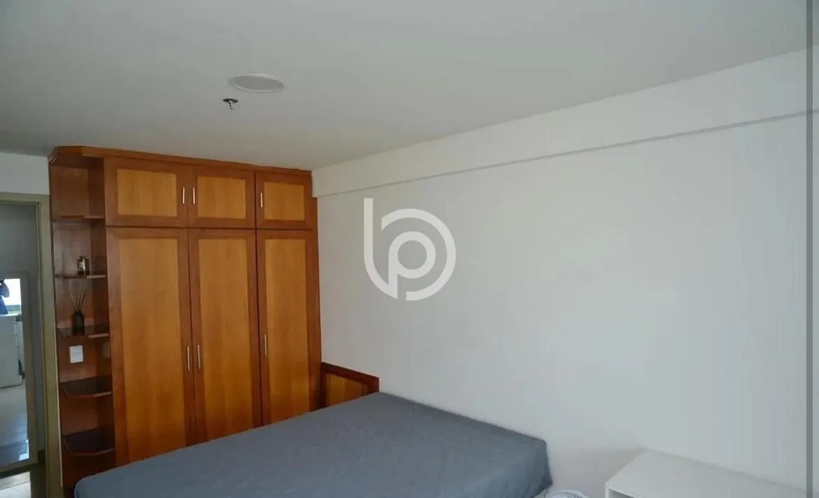 Furnished 1-bedroom apartment with glass-enclosed balcony — photo 14
