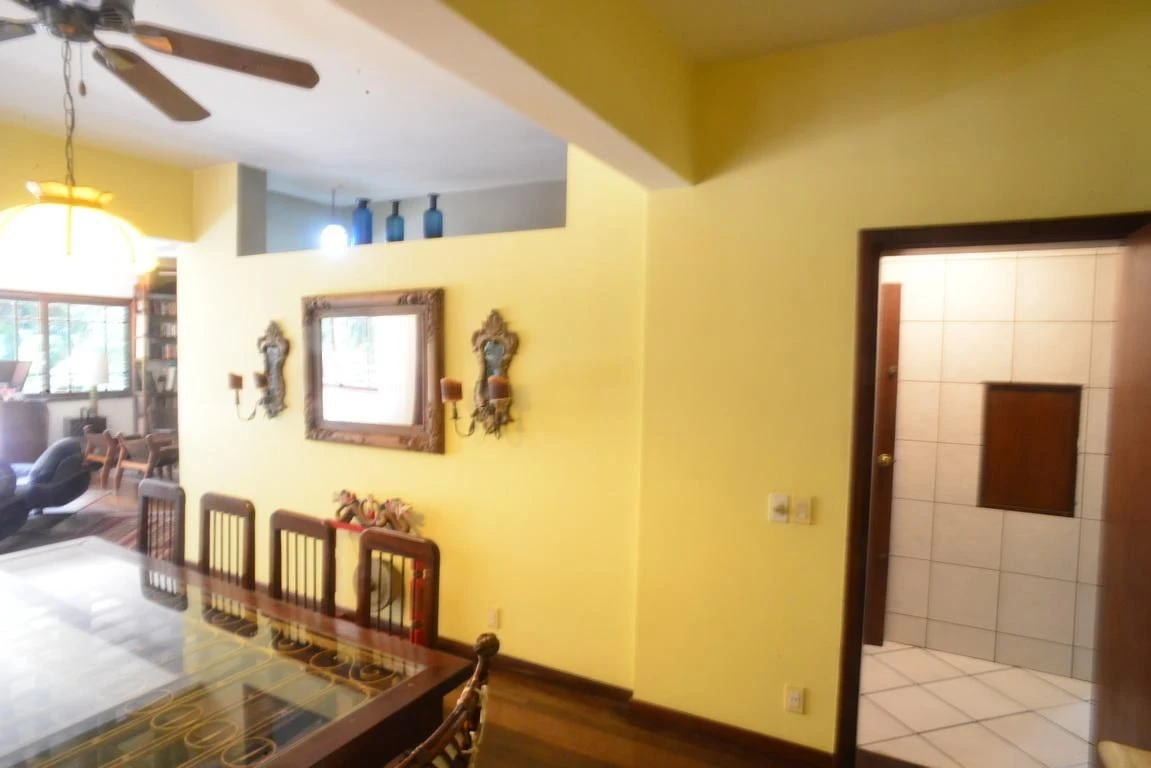Casa mobiliada com 6 quartos e 5 suítes, com jardim — photo 2
