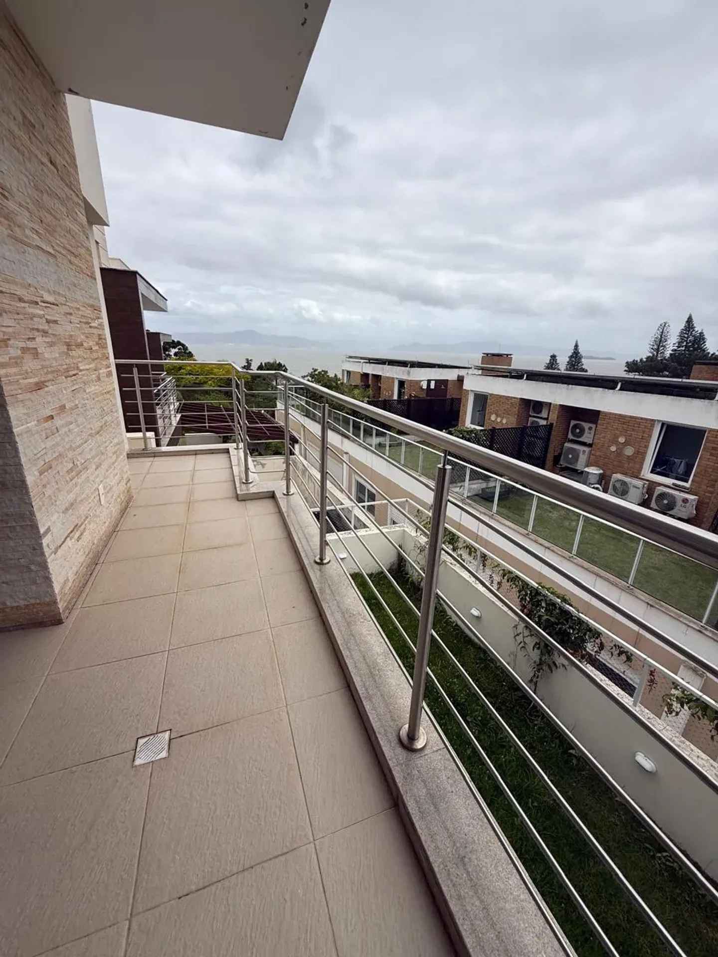 Furnished house, 263 m², with a water view — photo 39